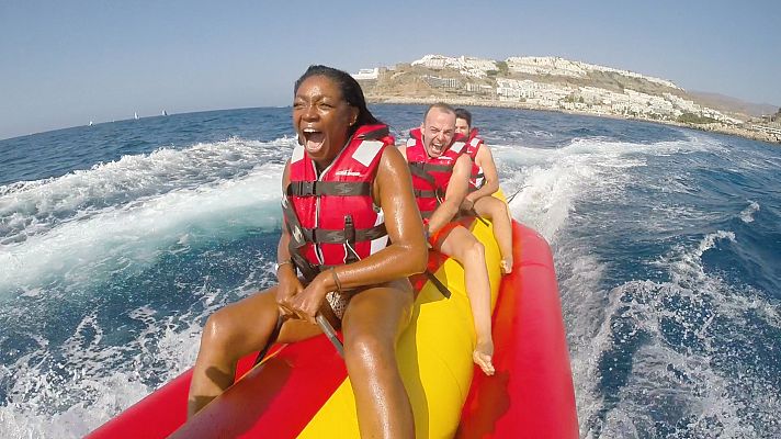 Tribus viajeras - La 2 recorre el mundo con 'Tribus viajeras' y Francine Gálvez para mostrar las emotivas historias de grupos viajeros