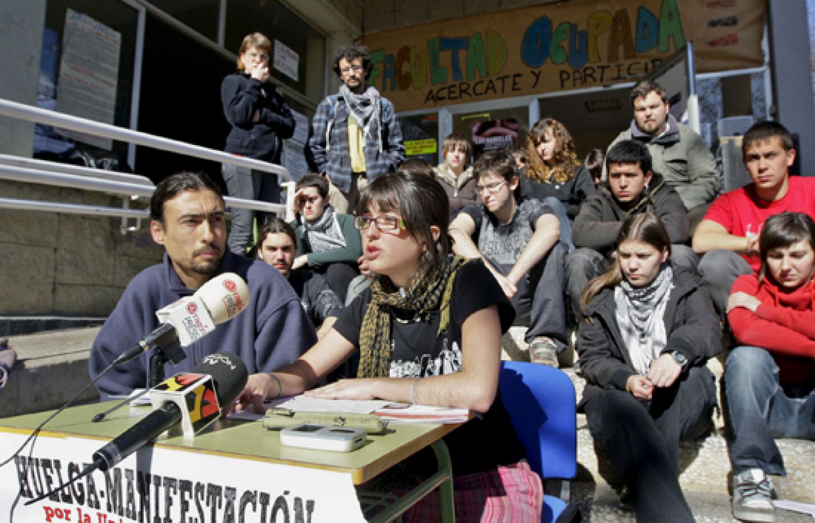 Los estudiantes antibolonia siguen encerrados en cinco edificios de dos universidades de Barcelona