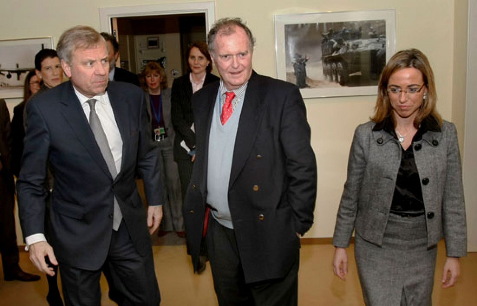 Carme Chacón se reúne con el secretario general de la OTAN Jaap de Hoop Scheffer | Ver