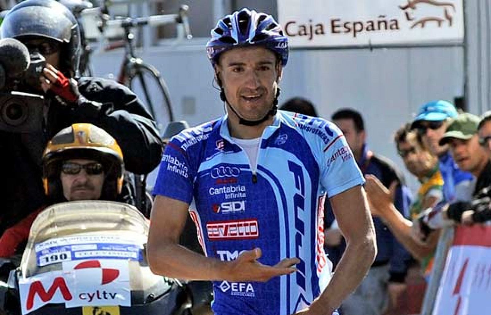 El ciclista español Juan José Cobo (del equipo Fuji-Servetto) se impuso en la cuarta etapa de la Vuelta a Castilla y León, con final en la Laguna de  los Peces de Zamora. El líder Leipheimer no ha perdido el tren de los favoritos y ha dejado la carrera lista para sentencia.