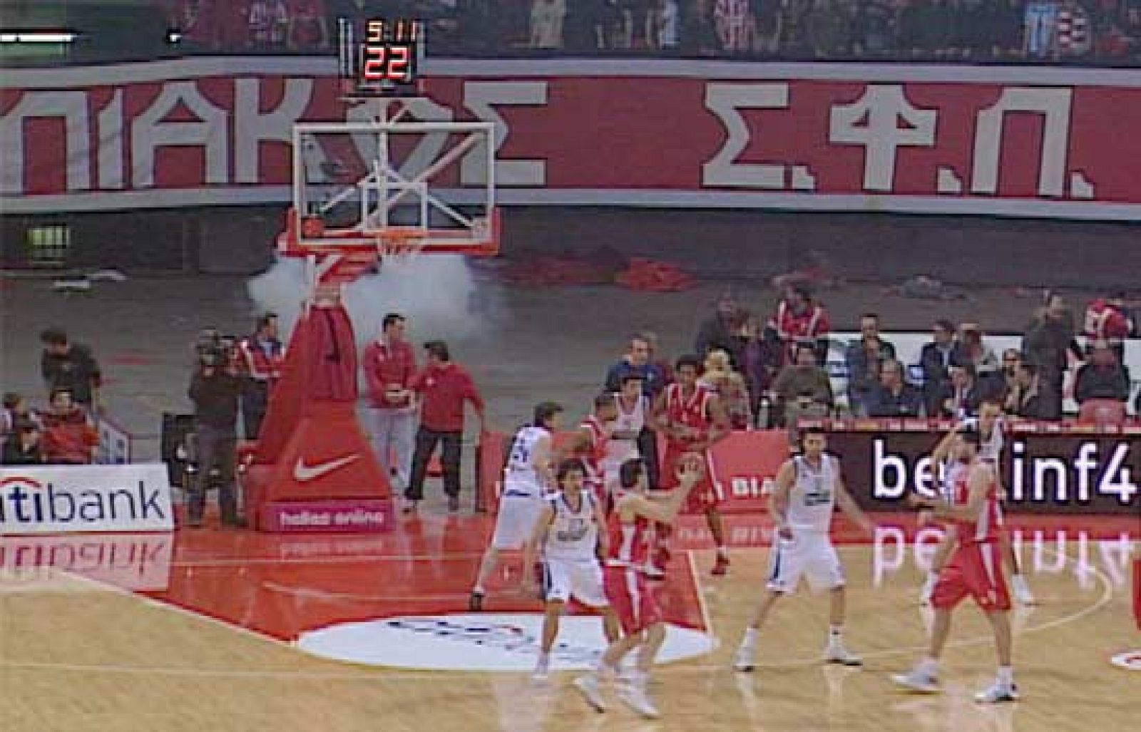 Un aficionado del Olympiacos ha lanzado un petardo en la pista en la que su equipo disputa contra el Madrid el segundo partido de cuartos de la Euroliga. Los árbitros han suspendido el encuentro durante unos segundos para advertir al delegadfo de campo.