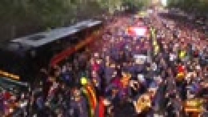 Fútbol - El Barça celebra el doblete con una rúa por Barcelona