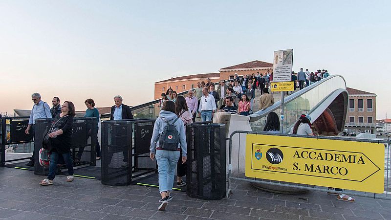 Venecia coloca barreras de entrada en sus calles para regular el número de turistas