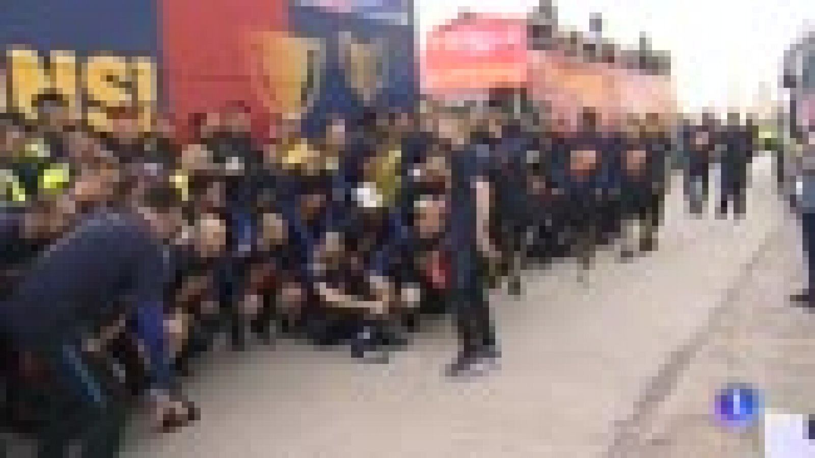 Miles de seguidores del Barcelona han aclamado a sus héroes en la rúa del equipo azulgrana a bordo de un autobús por las calles de la Ciudad Condal.