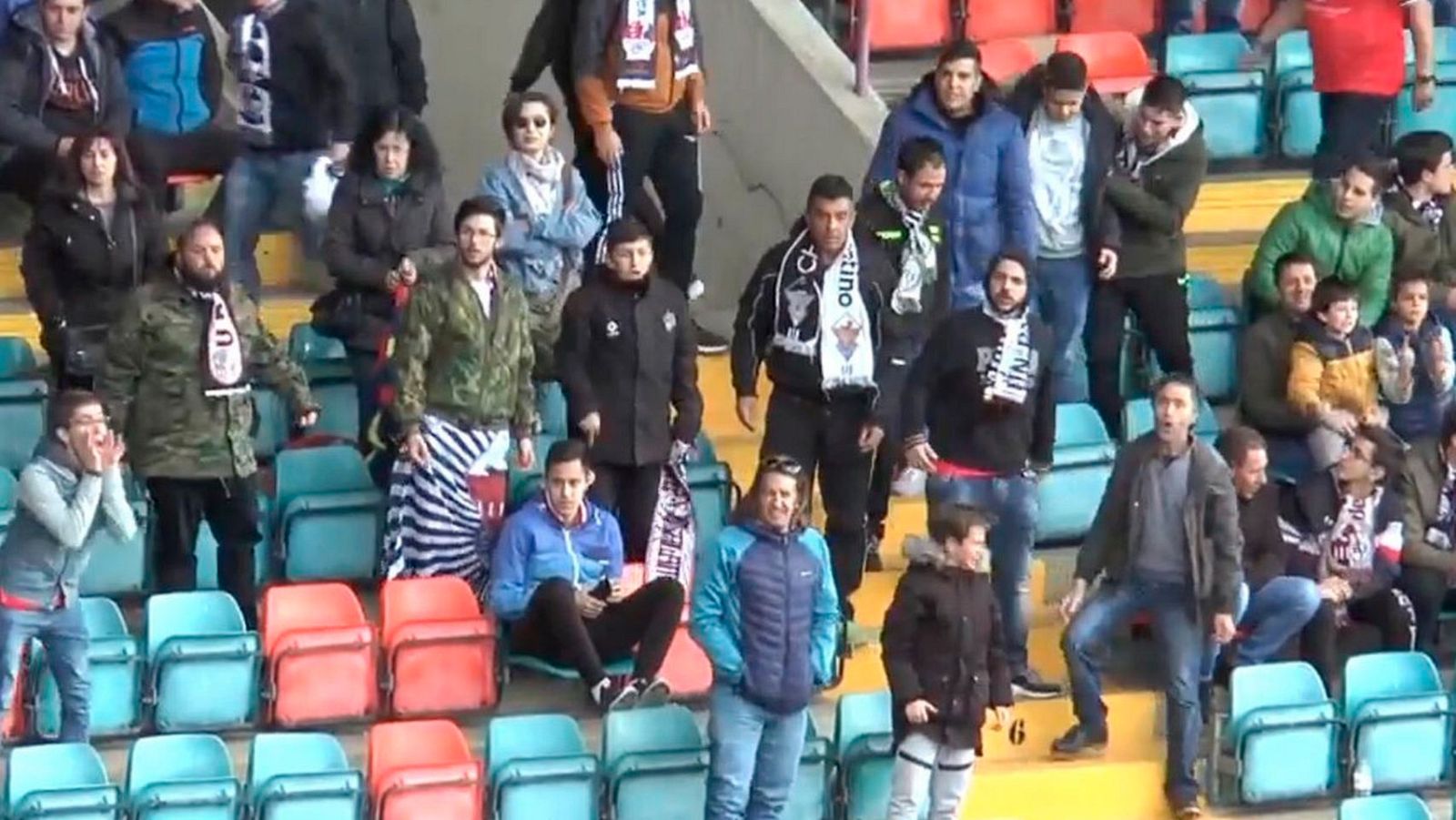 Los aficionados del Salmantino increparon a los de su rival, la Arandina, al grito de "jugadores, violadores", por el caso de tres exfutbolistas del equipo burgalés investigados por presunta agresión sexual a una menor. Competición analizará los cánt