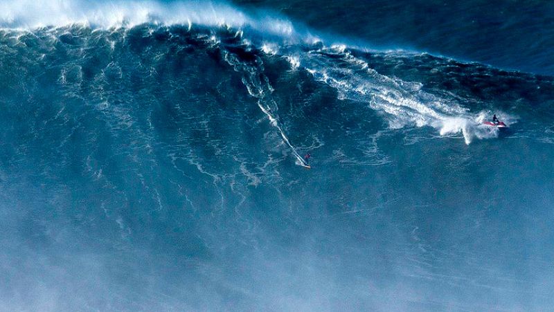 El surfista brasileño Rodrigo Koxa ha conseguido surfear una ola de 24,3 metros de altura, la más grande surfeada nunca. Lo ha logrado en la playa portuguesa de Nazare.