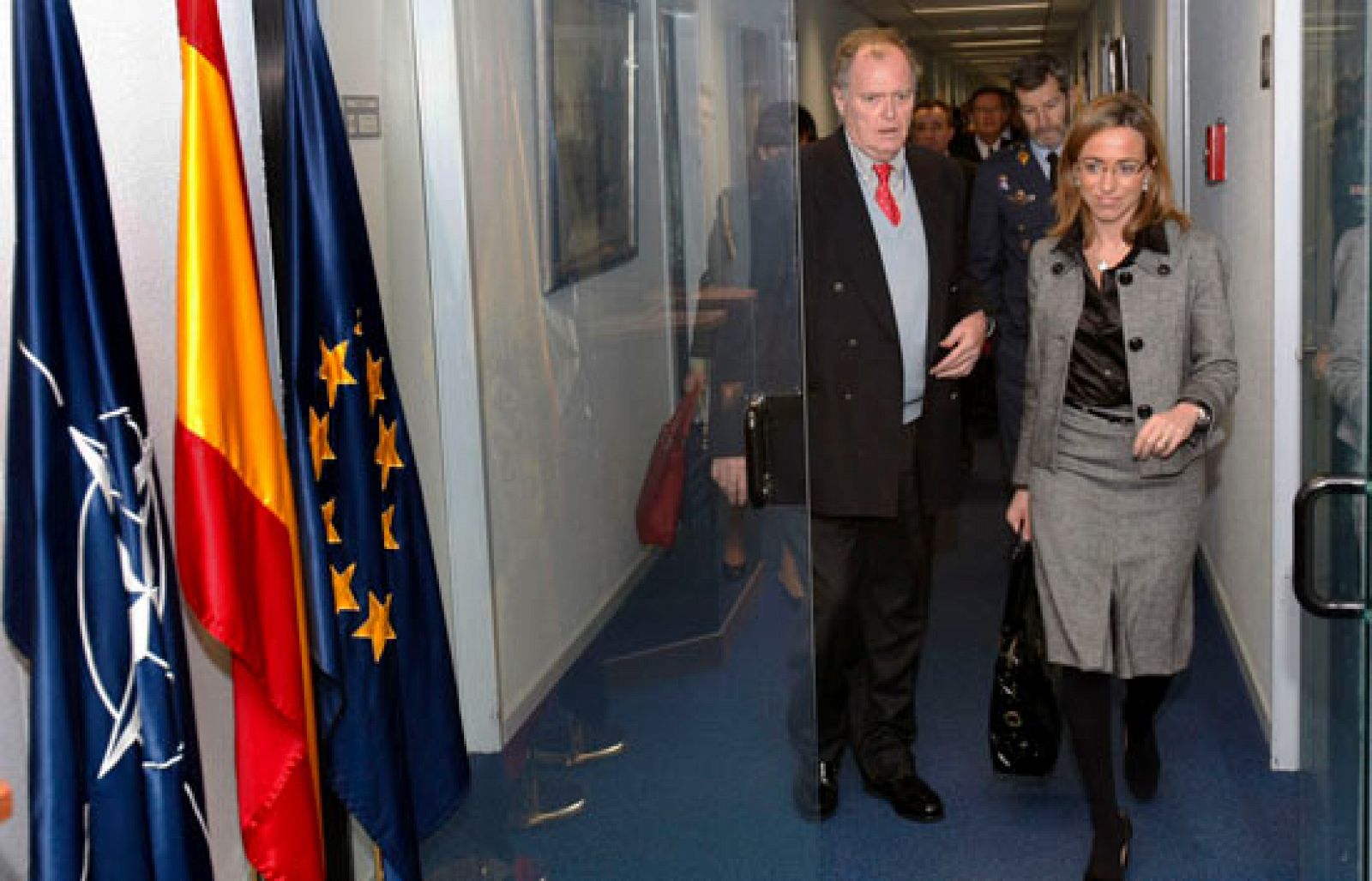 Carme Chacón se reúne en Bruselas con el secretario general de la OTAN | Ver
