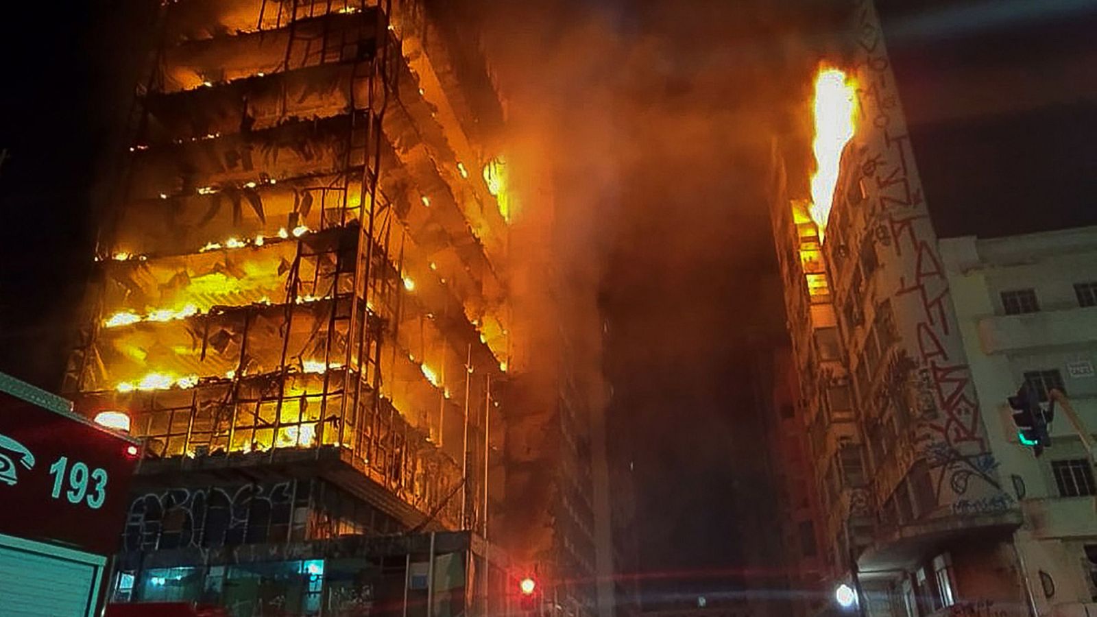 Al menos un muerto en el incendio y desplome de un edificio de 24 plantas en Sao Paulo, Brasil