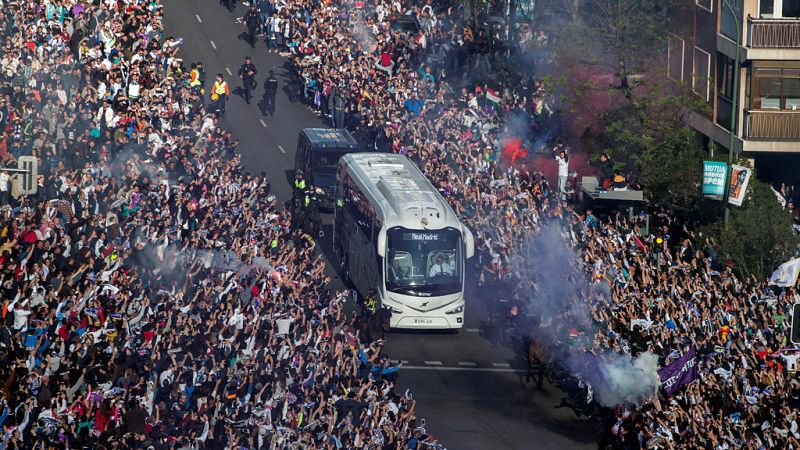 Multitudinario recibimiento al Madrid en el Bernabéu