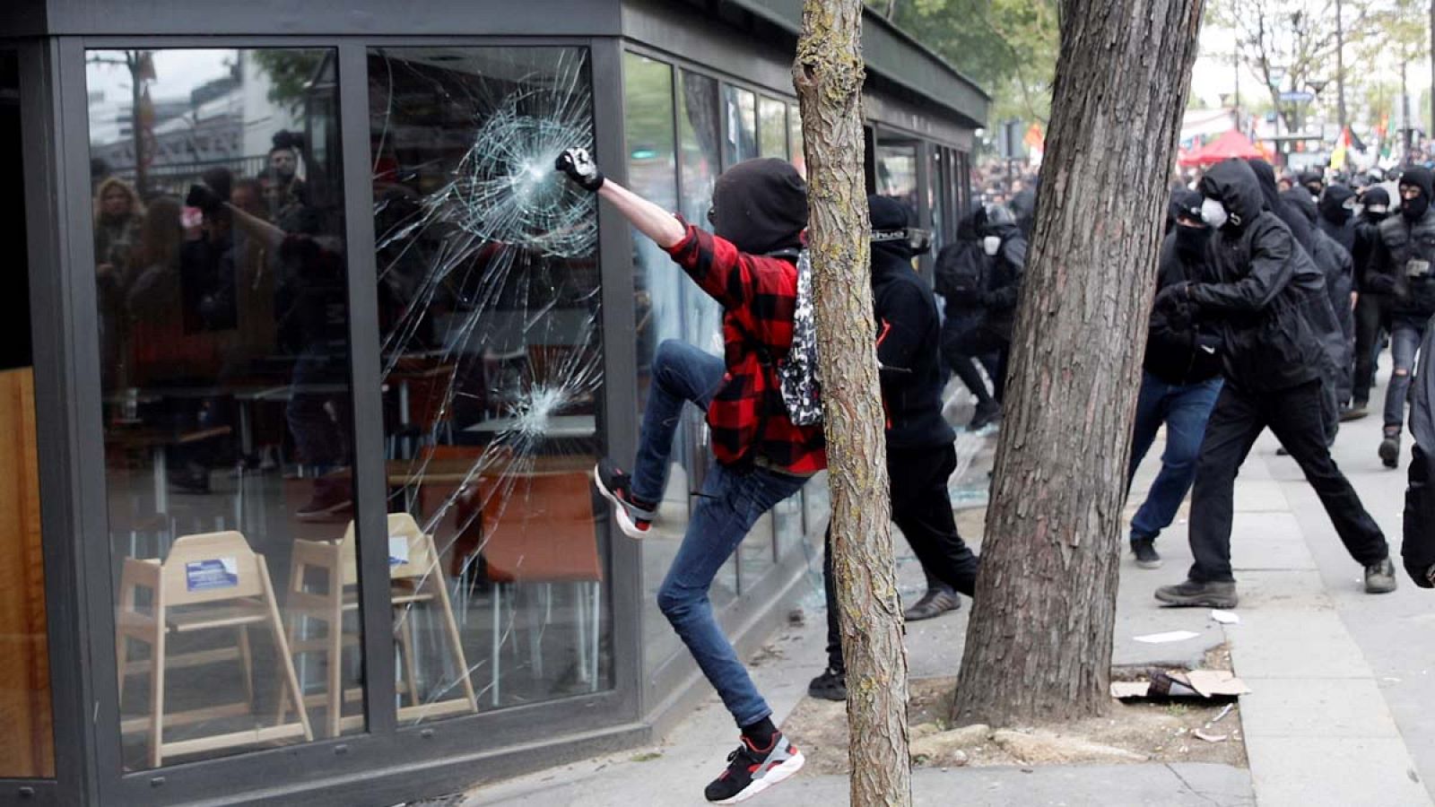 Informativo 24h: Disturbios y enfrentamientos con la Policía en un Primero de Mayo en París que se salda con 200 detenidos | RTVE Play