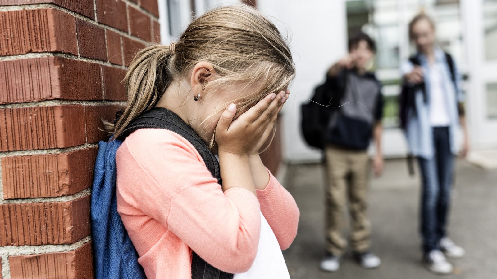Telediario 1: Tres de cada diez menores reconoce que en su clase hay situaciones de acoso escolar | RTVE Play