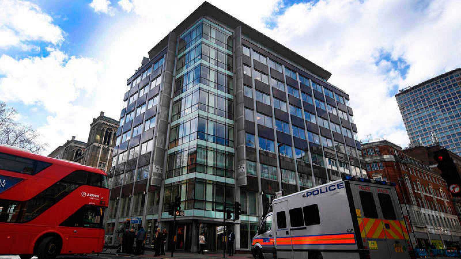 Cierra la firma Cambridge Analytica tras el polémico acceso a los datos de 87 millones de usuarios de Facebook