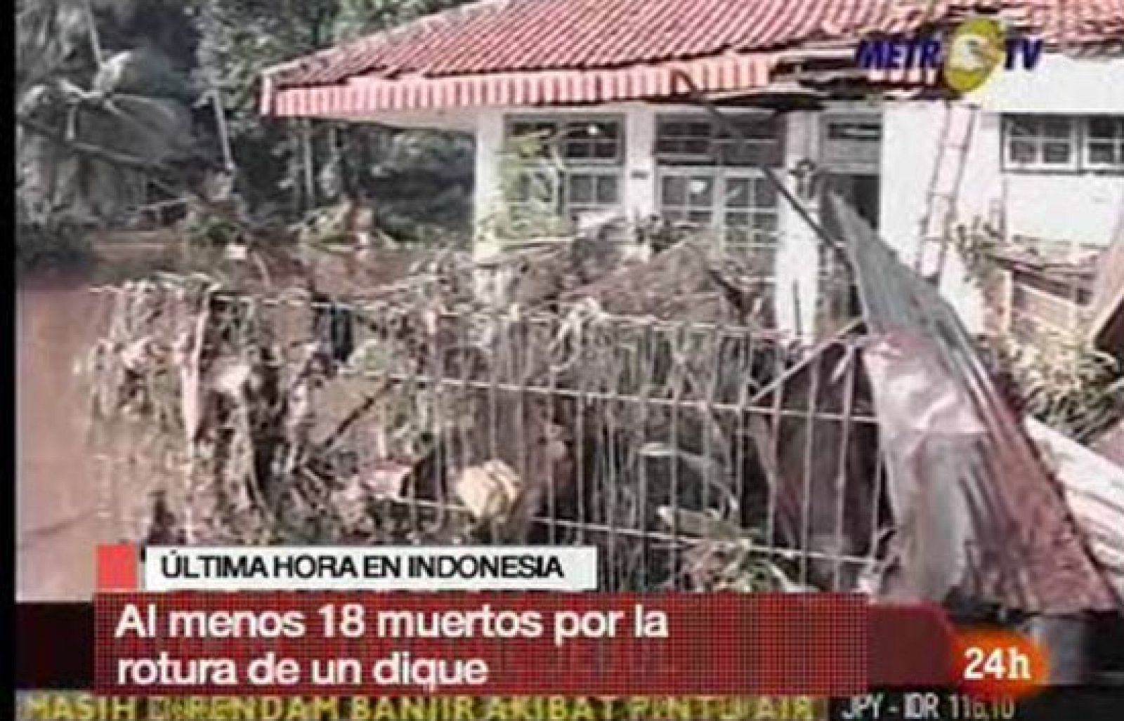 Al menos 18 muertos al reventar un dique en Yakarta