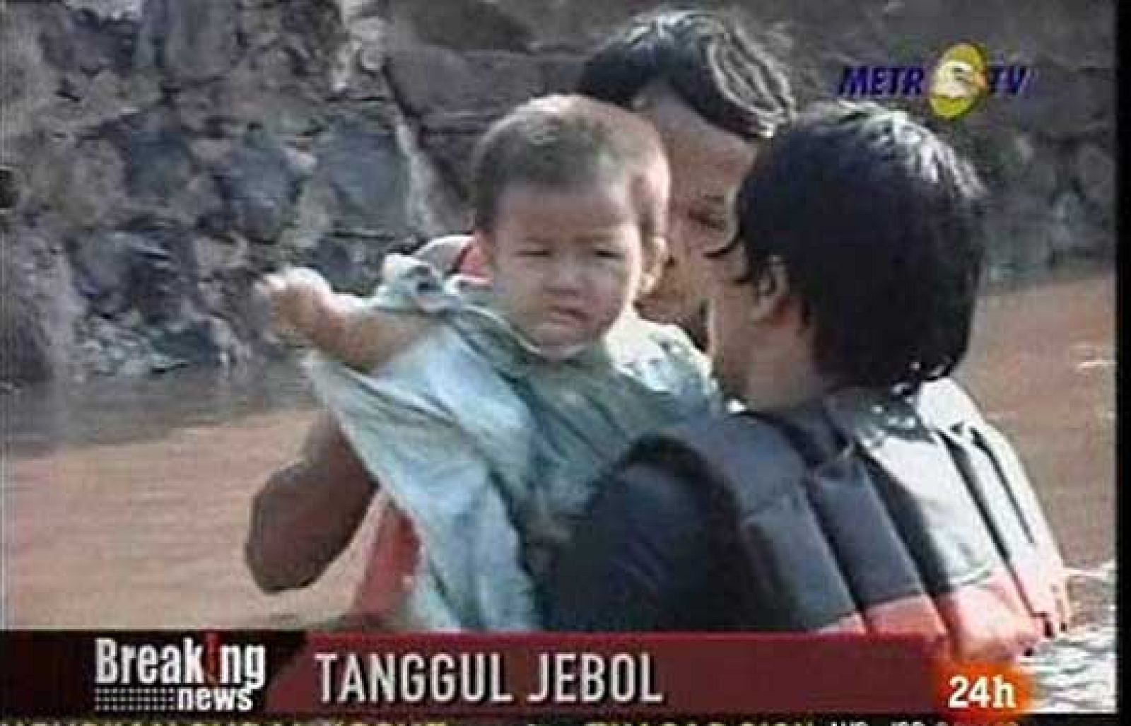 Al menos 32 muertos al reventar un dique en Yakarta | Ver