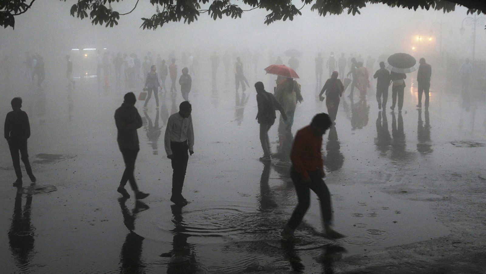 Telediario 1: Alrededor de un centenar de muertos y 400 heridos por tormentas en el norte de la India | RTVE Play