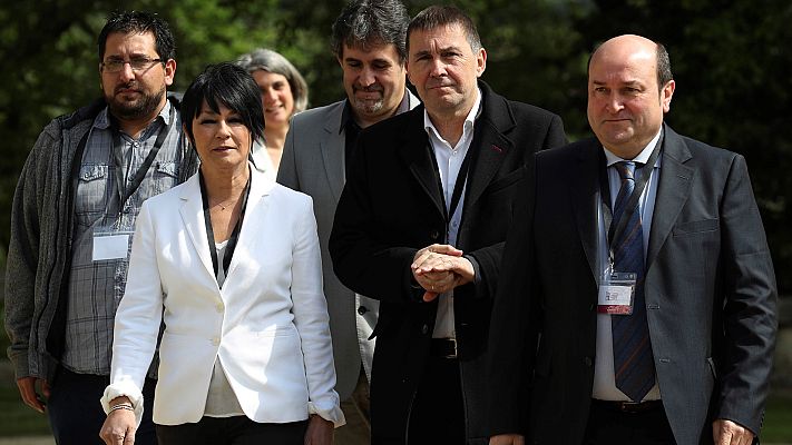 Telediario 1 - Otegi, Ortuzar y representantes de Podemos en el País Vasco han acudido al acto del fin de ETA