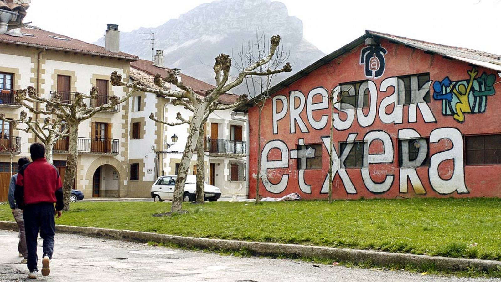 Telediario 1: De los casi 300 presos, 224 están fuera del País Vasco y 50 en Francia | RTVE Play