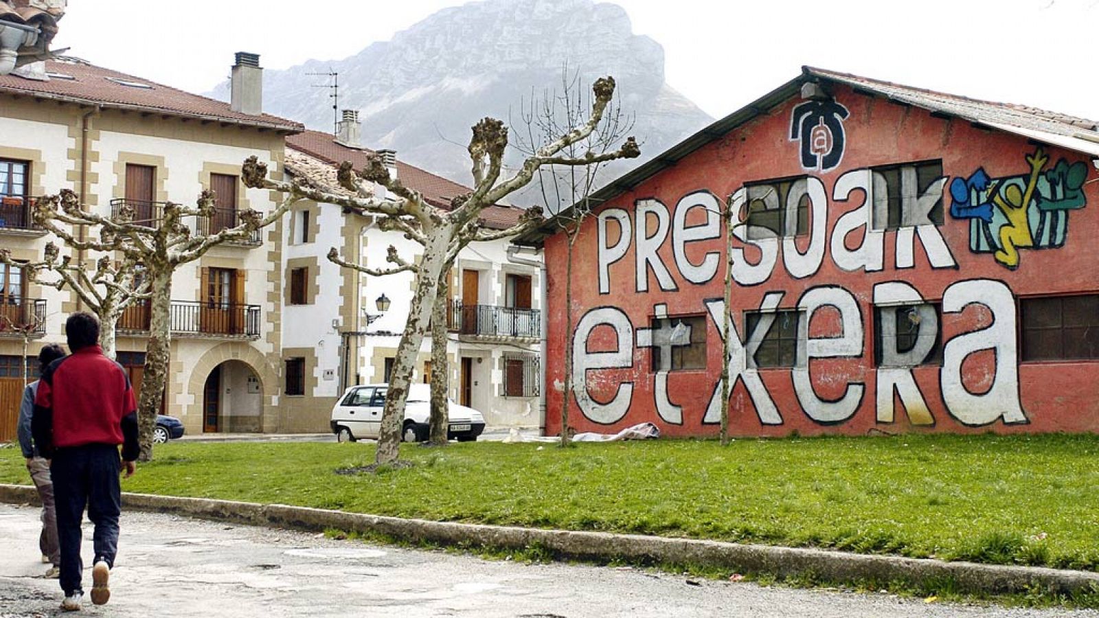 De los casi 300 presos, 224 están fuera del País Vasco y 50 en Francia | Ver