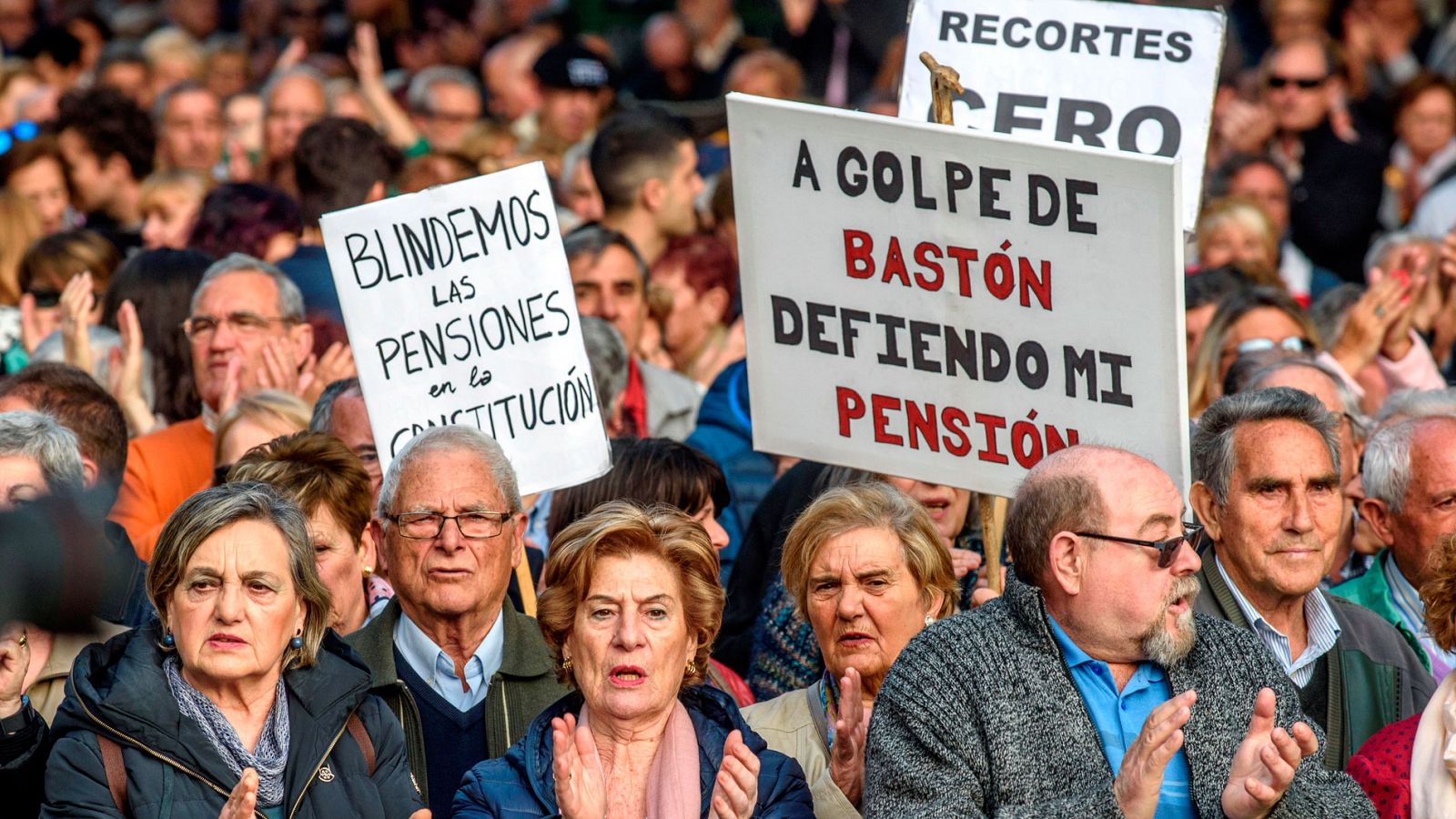 Miles de pensionistas muestran su desacuerdo por el pacto alcanzado entre el Gobierno y el PNV