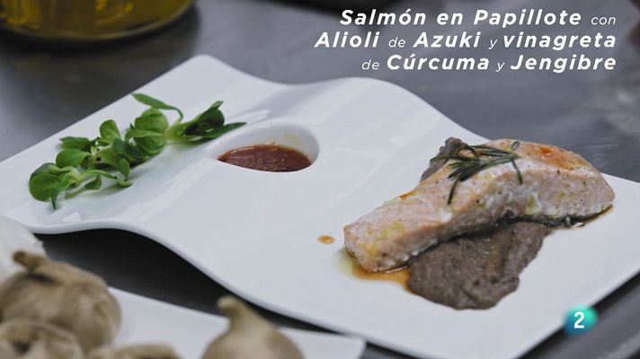 Salmón en papillot con alioli de azuki y vinagreta 