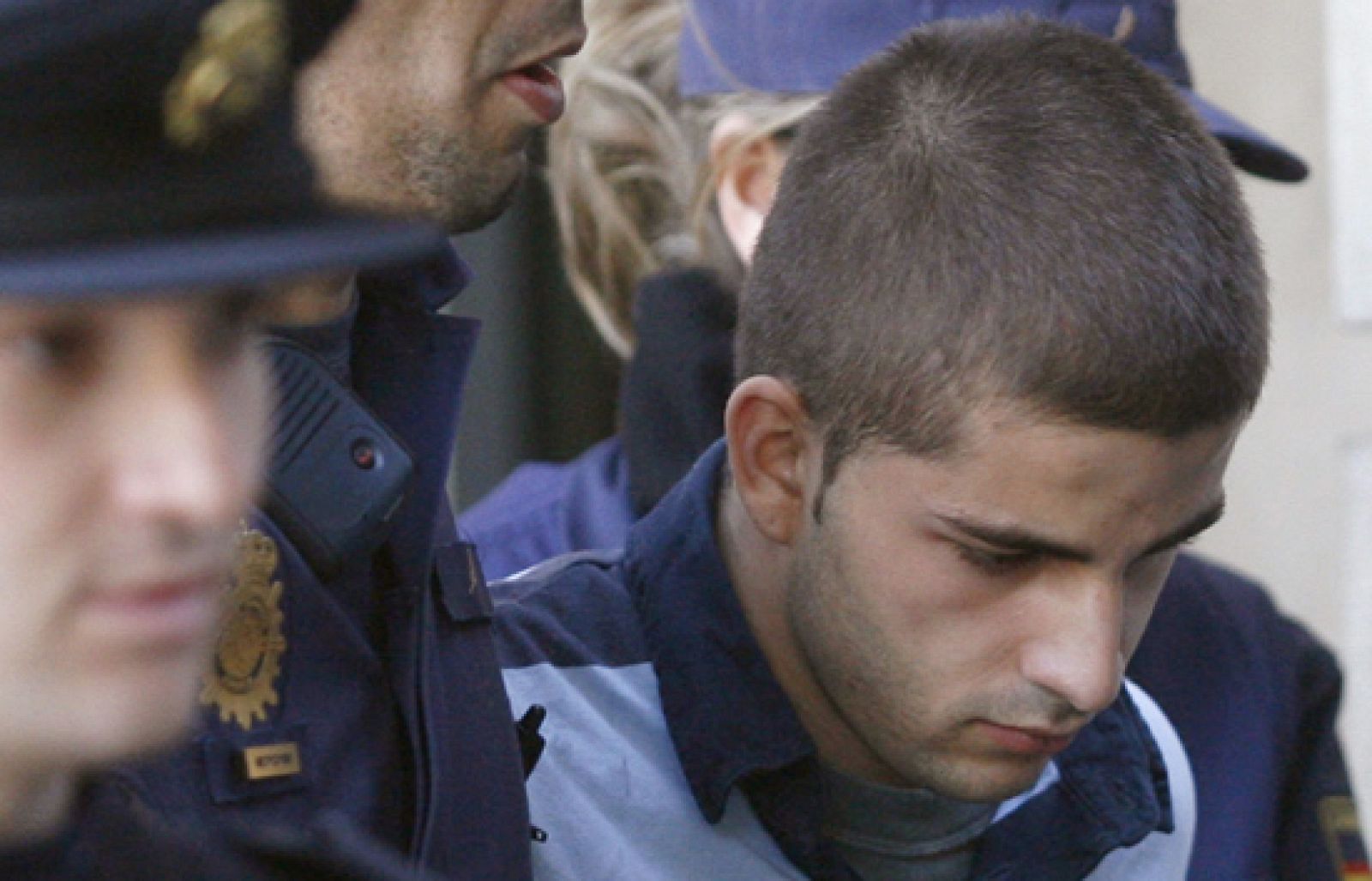 Mientras, en el vertedero de Alcalá de Guadaíra, continúan buscando, por séptimo día,  el cuerpo de la joven sevillana. Los expertos que llevan a cabo el rastreo están seguros de que trabajan en la zona correcta, pero sigue sin haber resultados.