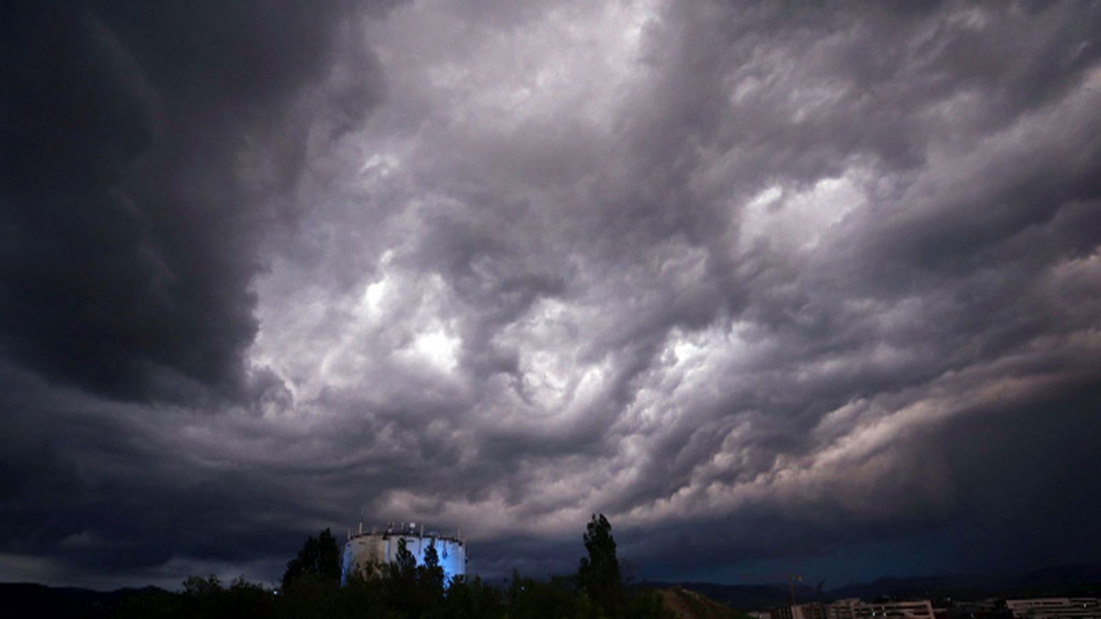 El tiempo: Chubascos y tormentas ocasionalmente fuertes en el este de Cataluña, Baleares y tercio sureste peninsular y temperaturas en ascenso en el área mediterránea | RTVE Play