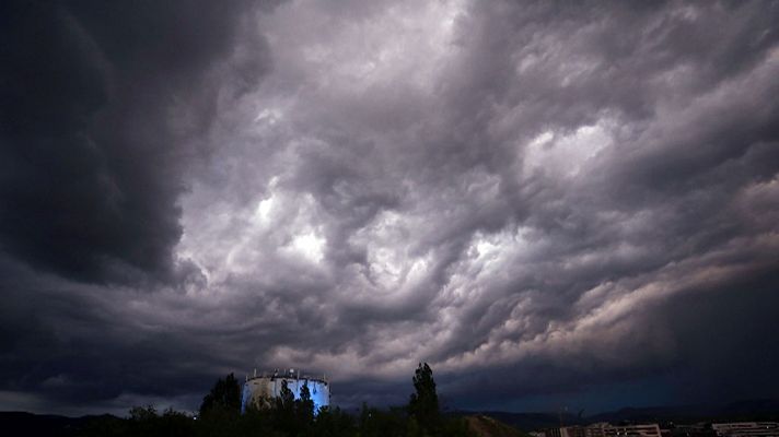 Chubascos y tormentas ocasionalmente fuertes en el este de Cataluña, Baleares y tercio sureste peninsular y temperaturas en ascenso en el área mediterránea