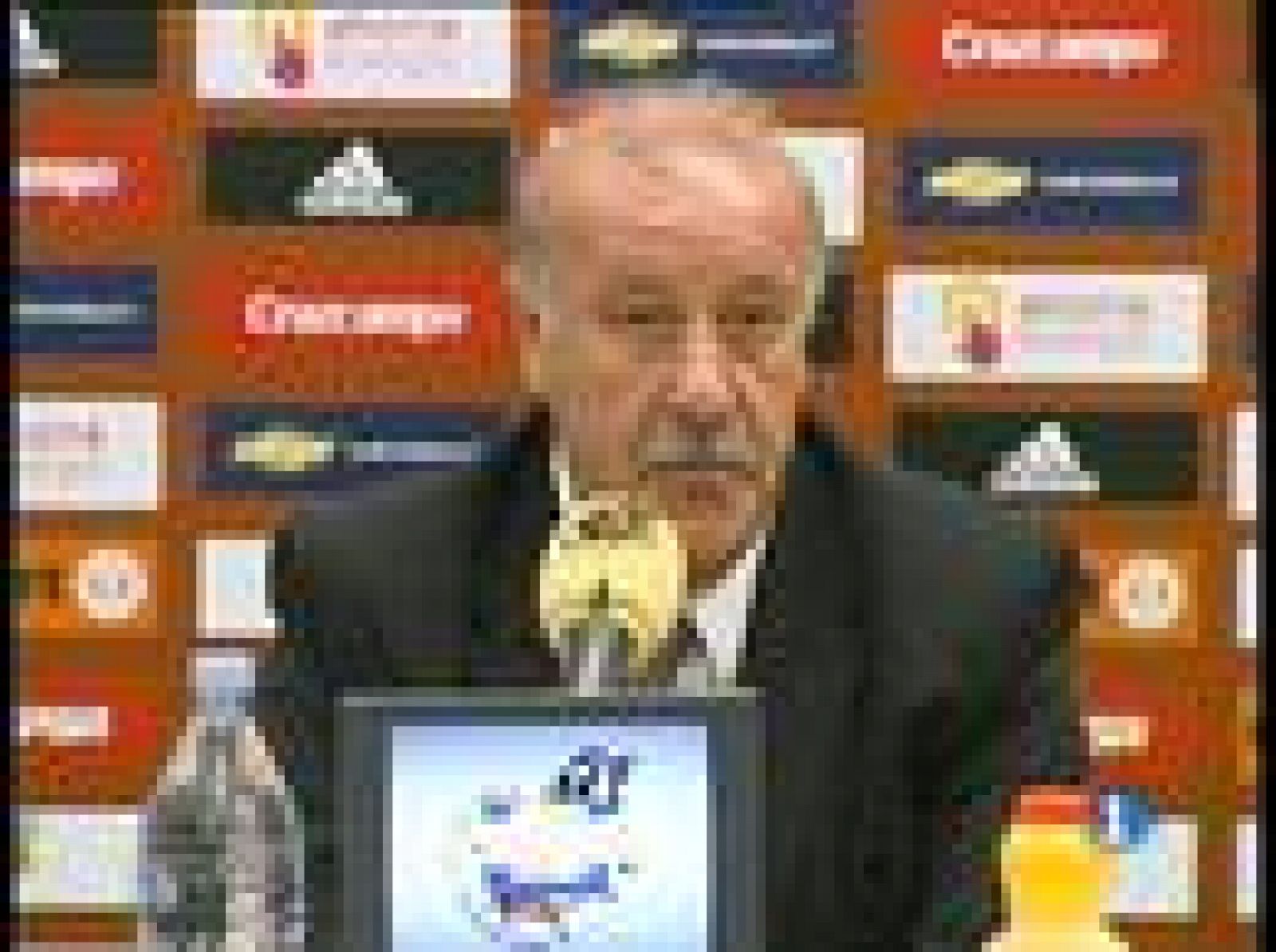 Vicente del Bosque confirmaba que todos sus hombres están en condiciones de jugar en el Bernabéu. Ahora queda encajar adecuadamente el puzzle de la alineación (27/03/2009). 