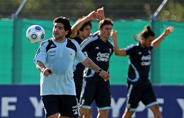  - Maradona se estrena con Argentina