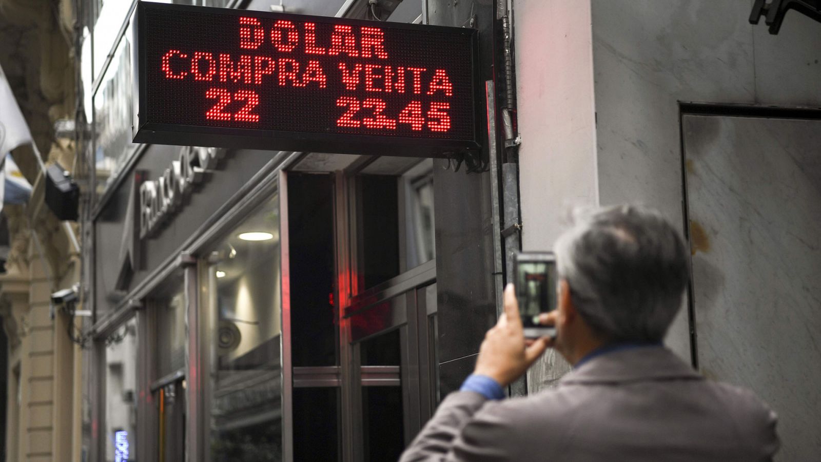 El Gobierno de Argentina asegura que el crédito del FMI permitirá seguir con las reformas graduales