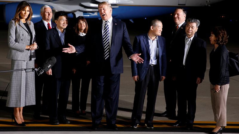 Trump recibe a los tres estadounidenses liberados por Corea del Norte