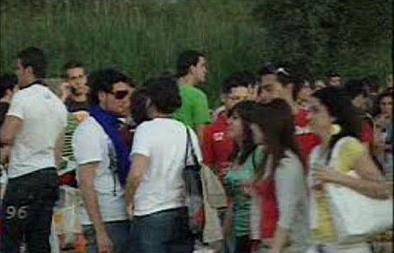  Más de 15.000 jóvenes participan en un macrobotellón convocado por internet en Sevilla para dar la bienvenida a la primavera. La Policía ha tenido que cortar el tráfico en las calles aledañas y vallar la zona, aunque confiesa que no puede garantizar