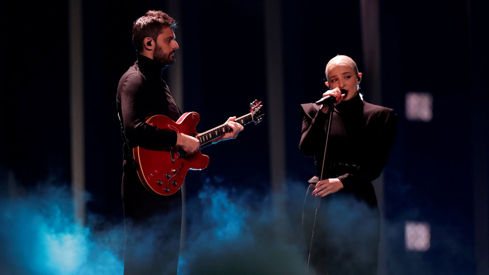 Eurovisión - Primer minuto de la actuación de Francia: Madame Monsieur, "Mercy"