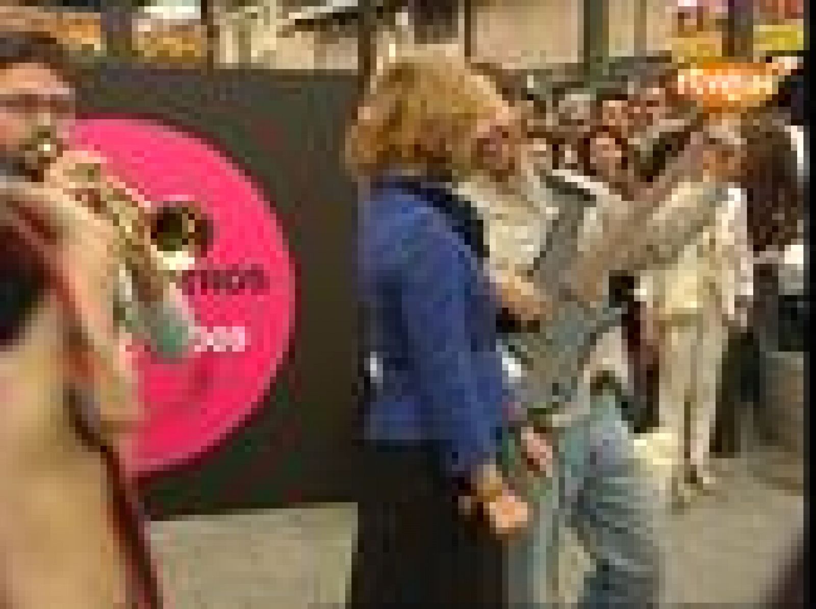 Esperanza Aguirre abucheada cuando participaba del ambiente festivo de La Noche de los Teatros | Ver