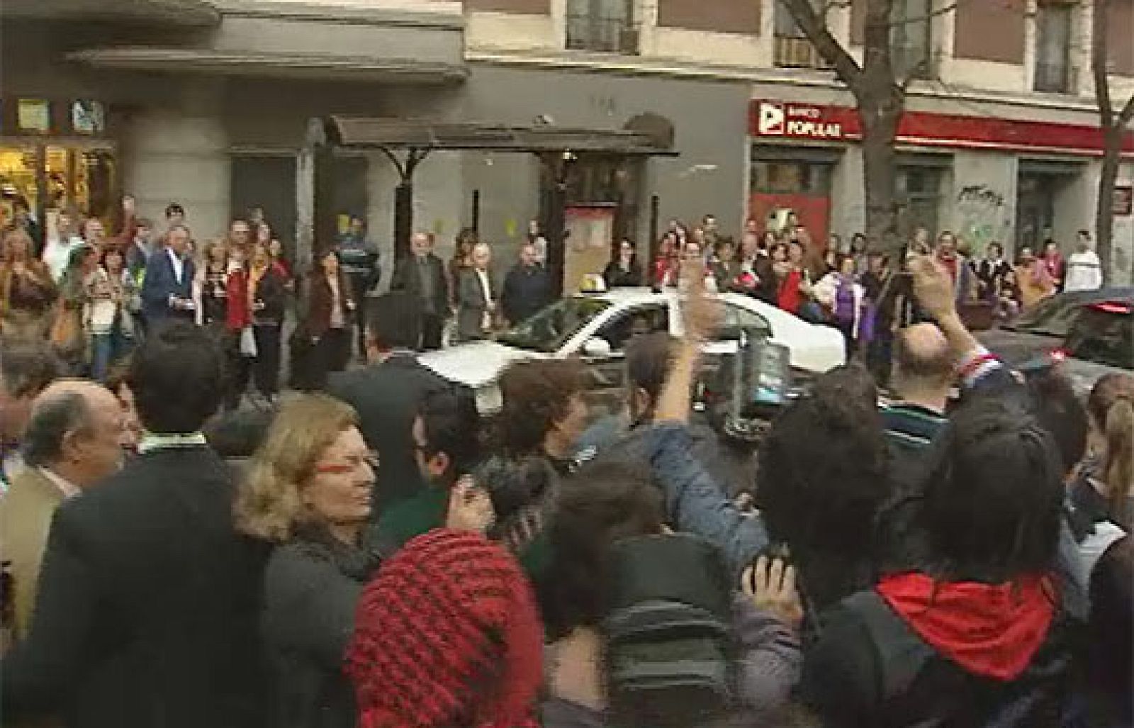 La Presidenta de la Comunidad de Madrid, Esperanza Aguirre, ha sido abucheada cuando participaba del ambiente festivo de La Noche de los Teatros en las calles de Madrid.