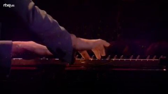 Salvador Sobral canta "Amar pelos dois" con Caetano Veloso