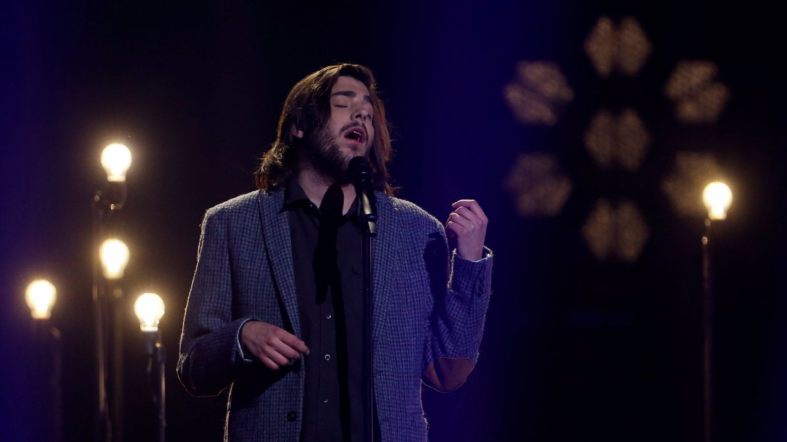 Eurovisión - Salvador Sobral canta "Mano a mano" con Júlio Resende
