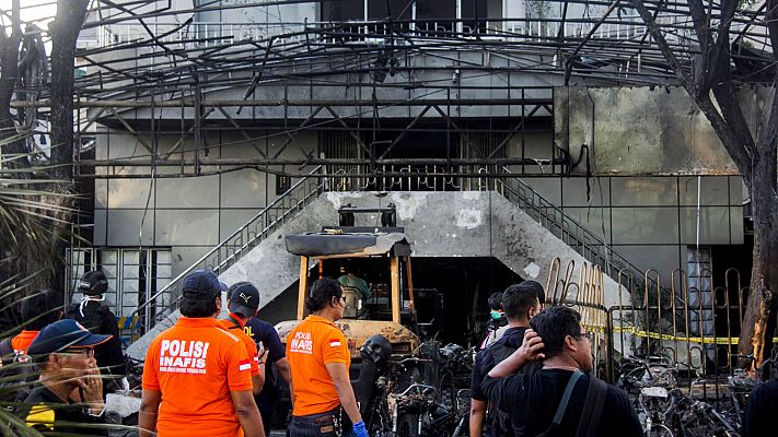 Una familia lanza tres ataques suicidas contra iglesias y mata a 11 personas en Indonesia