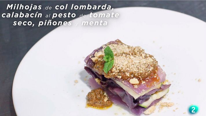 Milhojas de col lombarda, calabacín al pesto de tomate seco,