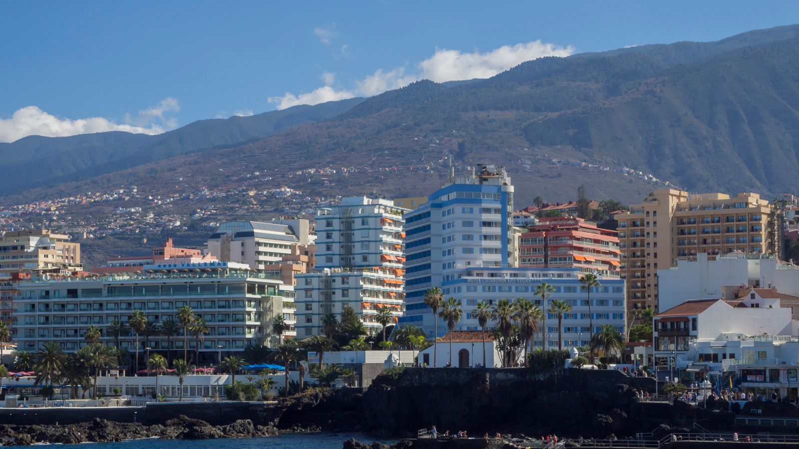 Juzgado de Instrucción Número 1 de Puerto de la Cruz está investigando un presunto caso de violación a una joven tinerfeña de 19 años por parte de tres varones de nacionalidad senegalesa, uno de los cuales fue detenido acusado de un presunto delito c