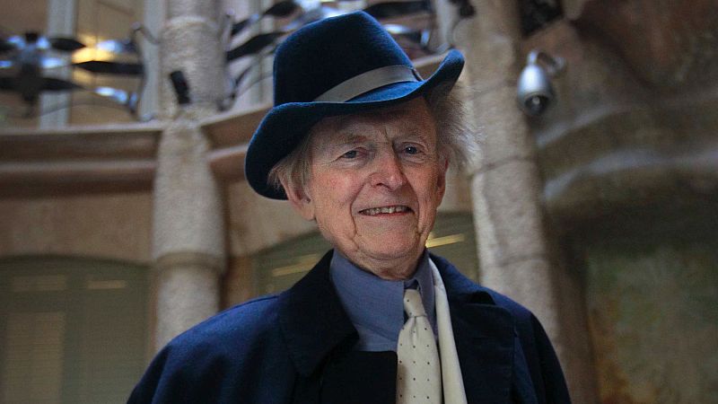 El escritor estadounidense Tom Wolfe, considerado el padre del Nuevo Periodismo y autor de novelas que retratan a la sociedad de su país como "La hoguera de las vanidades", "Todo un hombre" o "Bloody Miami", entre otras, falleció ayer, lunes, a los 8