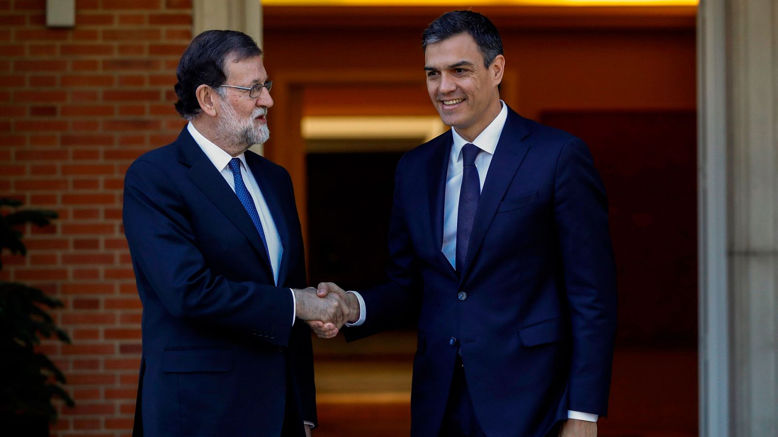 Rajoy y Sánchez acuerdan actuar contra cualquier estructura  política que promueva Torra contraria a la Constitución