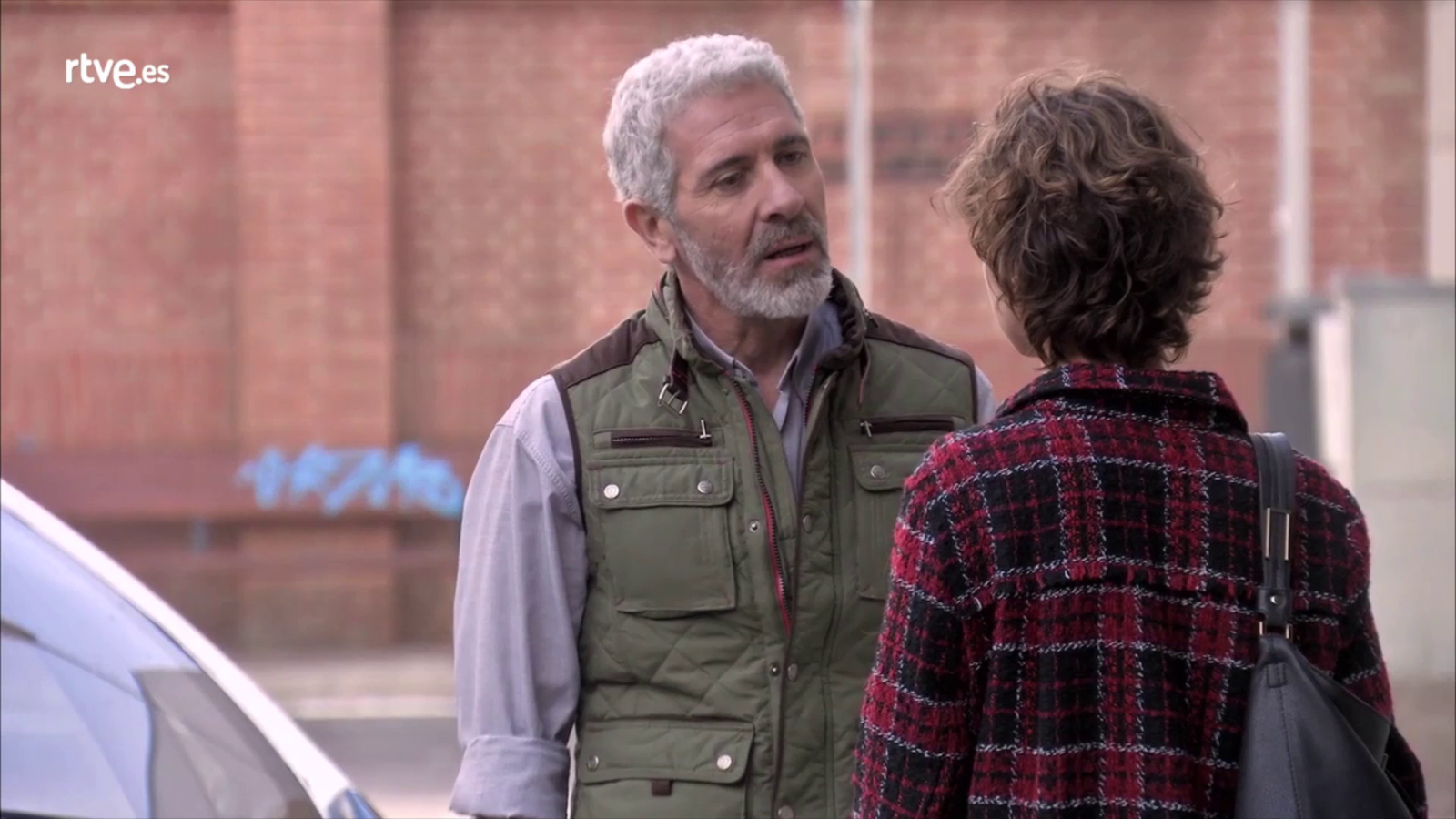 Servir y proteger - Quintero vuelve a interesarse por Alicia