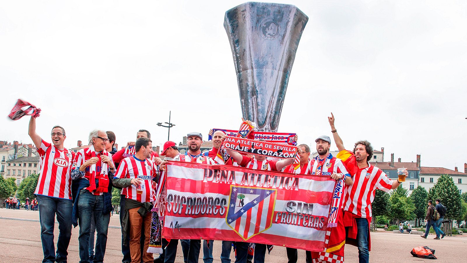 Los aficionados del Atlético han viajado a Lyon por tierra y aire. Todos con la ilusión de traerse de Lyon una nueva Europa League.