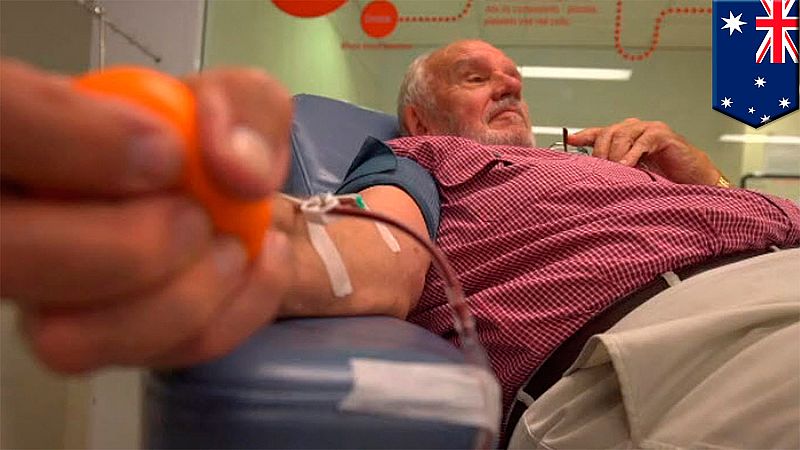 El "hombre del brazo de oro" dona sangre por última vez tras salvar la vida a 2,4 millones de bebés 