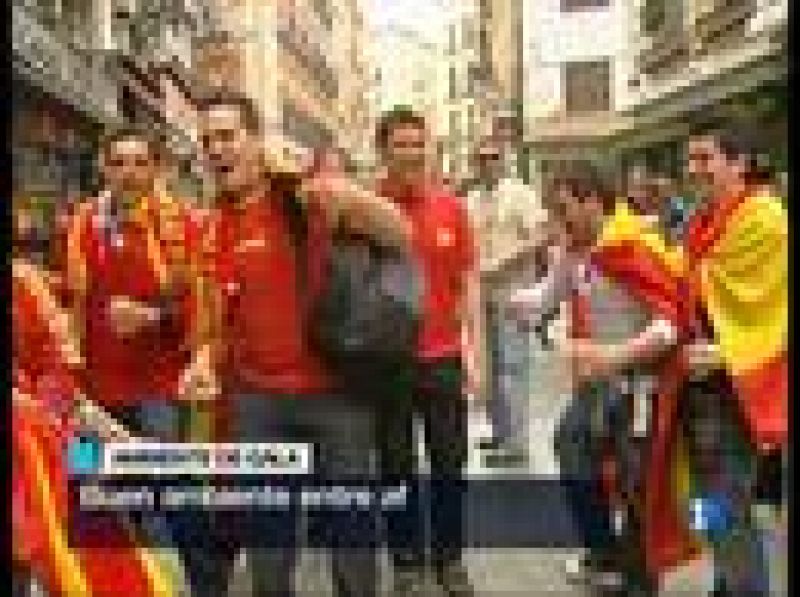 Aficionados españoles y turcos agotan las horas previas al partido en los aledaños del Bernabeu y en las zonas más centricas de la capital como la Plaza Mayor.