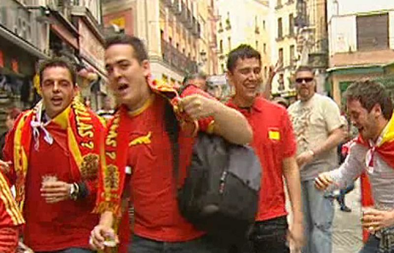 Aficionados españoles y turcos agotan las horas previas al partido en los aledaños del Bernabeu y en las zonas más centricas de la capital como la Plaza Mayor.