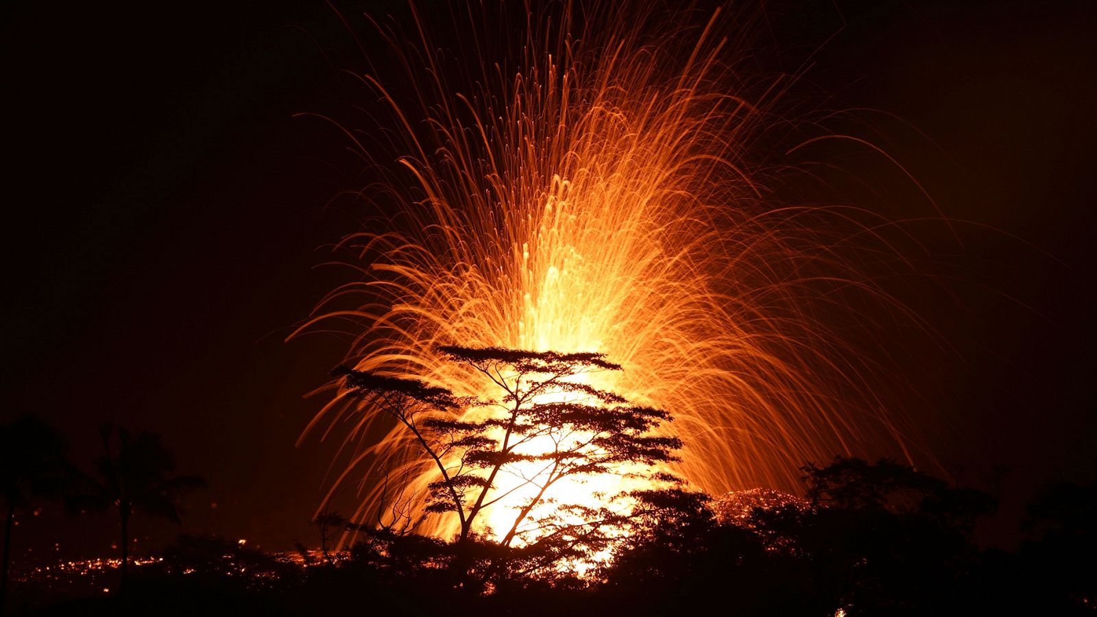 Telediario 1:  El volcán Kilauea entra en erupción explosiva  | RTVE Play