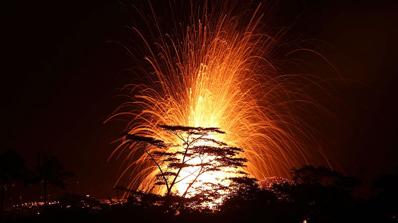 El volcán Kilauea de Hawai ha entrado en erupción explosiva este jueves lanzando una columna de ceniza a más de 9.000 metros de altura sobre el nivel de mar, según ha informado el Servicio Geológico de Estados Unidos (USGS). Protección Civil ha pedid