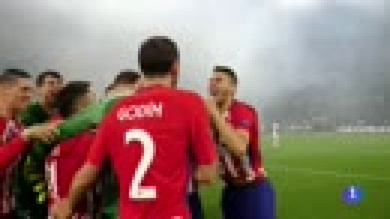 Los jugadores colchoneros celebraron el triunfo en la Europa League sobre el césped.